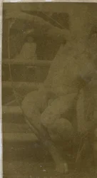 Studie eines männlichen Aktmodells, sitzend auf einer Treppe, von vorne gesehen mit Seil und Bogen auf dem Schoß, im Atelier von Jacques de Lalaing