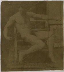 Studie eines männlichen Aktmodells, sitzend auf einer Treppe, von vorne gesehen mit Seil und Bogen auf dem Schoß, im Atelier von Jacques de Lalaing