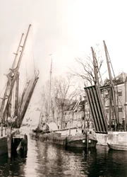 Kanalbrücke und Boote, Dordrecht, Niederlande, 1898