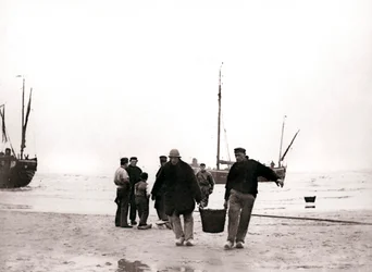 Männer am Ufer, Scheveningen, Niederlande, 1898