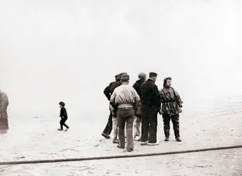 Männer am Ufer, Scheveningen, Niederlande, 1898