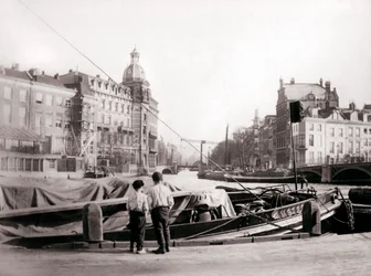 Zwei Jungen an einem Kanal, Rotterdam, 1898