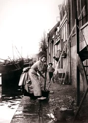 Frau wischt die Straße, Dordrecht, Niederlande, 1898