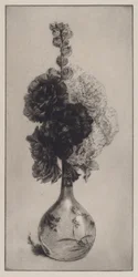 Stockrosen in einer langhalsigen Vase
