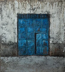 Verwitterte blaue Fensterwand