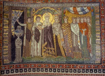 Mosaiken zeigen die Kaiserin Theodora flankiert von ihren Begleitern. San Vitale Kirche, Ravenna, Italien.