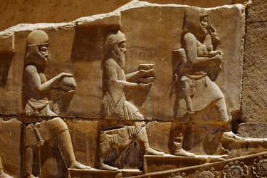 Reliefskulptur von Männern, die Opfergaben tragen, an den Wänden von Persepolis. Persepolis, Iran.