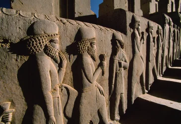 Relief-Basreliefs-Skulptur von Tributträgern mit Opfergaben bedeckt einen Großteil des Pe...