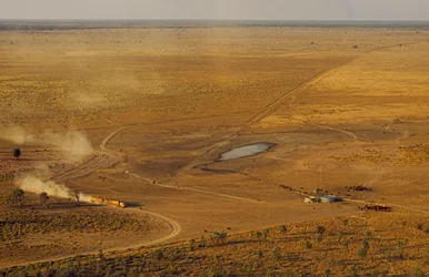 Straßenzug, der Vieh transportiert, überquert ein unwegsames Hochplateau. Westaustralien, Australien