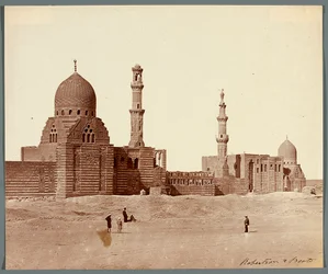 Ägypten. Kairo. Zwei religiöse Grabkomplexe in der nördlichen Nekropole: des mamlukischen Sultans Inal (Mitte des XV. Jh.) [rechts] und des mamlukischen Emirs Kurkumas (Anfang des XVI. Jh.) [links]