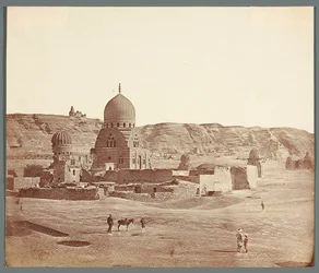 Ägypten. Kairo. Südliche Nekropole. Im Vordergrund das Sudun-Mausoleum (1504), im Hintergrund auf dem Mukattam-Plateau die Al-Džujuszi-Moschee