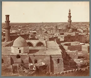 Ägypten. Kairo. Gesamtansicht - im Hintergrund die Madrasa und das Mausoleum Umm as-Sultan Scha