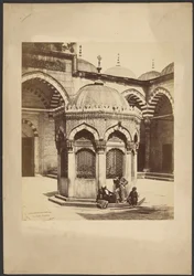 Brunnen im Hof der Yeni Djami [Cami]