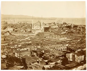 „Nouri Osmanié“ [Istanbul. Stadtpanorama mit Blick auf die Moscheen: Nuruosmaniye-Moschee (in der Mitte), Blaue Moschee (rechts im Hintergrund) und Ayasofya (Hagia Sophia) (links)]