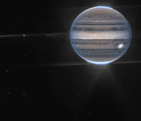 Webbs Jupiteraufnahmen zeigen Polarlichter und Dunstschleier