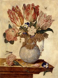 Tulpen, Vergissmeinnicht, Pfingstrosen und andere Blumen in einer Vase auf einem Sims