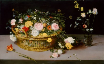 Blumen in einem Korb und einer Vase