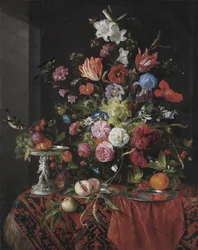 Blumen in einer Glasvase auf einem mit Stoff drapierten Tisch, mit einer silbernen Tazza, Früchten, Insekten und Vögeln