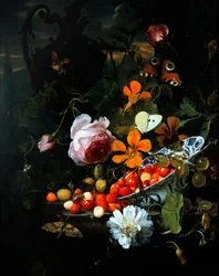 Ein Stillleben mit Erdbeeren in einer Schale und Blumen