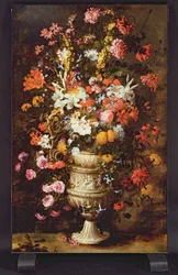 Blumen in einer verzierten Vase