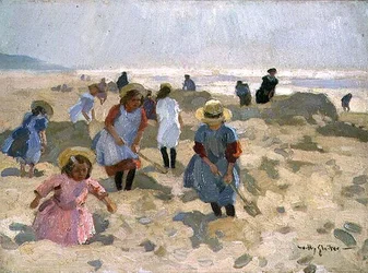 Kinder spielen am Strand