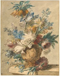 Blumenstrauß aus Frühlingsblumen in einer Terrakottavase