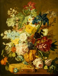 Rosen, Pfingstrosen, Tulpen, Prunkwinde, eine Iris, Akelei, eine Mohnblume, Jonquillen und andere Blumen in einer geschnitzten Urne auf einem Steinsims