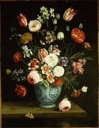 Blumen in einer blau-weißen Porzellanvase, mit Motten und anderen Insekten auf einem Sims