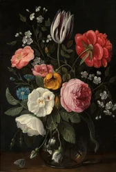 Rosen, eine Tulpe, eine Pfingstrose, eine Kirschblüte und ein Tausendgüldenkraut in einer Glasvase auf einem Sims