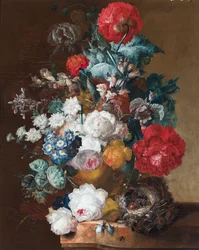 Stillleben mit Blumen, darunter Mohnblumen, Löwenmäulchen und ein Vogelnest mit Nestlingen