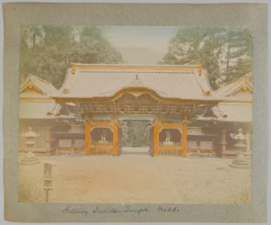 Tor des Jemitsu-Tempels, Nikko, Japan (handkoloriertes s/w-Foto)