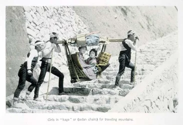 Mädchen in „Kago“ oder Sänften für Reisen durch die Berge, um 1880