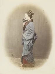 Japanische Frau in traditioneller Kleidung