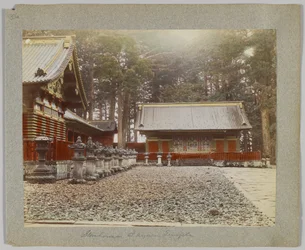 Lagerhäuser in Tōshō-gū, Nikko, Japan (handkoloriertes s/w-Foto)