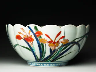 Schale mit geriffelten Seiten und gewelltem Rand, ko-Imari Ware, ca. 1770-20 (Irdenware mit blauem Unterglasur und Überglasur Emaille)