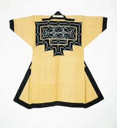 Zeremonialrobe (Attush) der Ainu-Bevölkerung mit traditionellen Ainu-Motiven, Kettenstichstickerei, Ulmenrinden, Wolle und Baumwolle