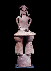 Japanische Kunst: Haniwa (Grabfigur) eines Kriegers mit Helm
