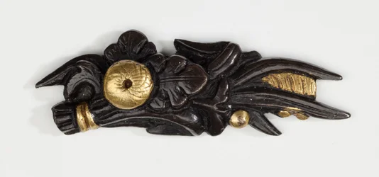 Menuki, oder Griffverzierung, in Form eines Blumenarrangements (Kupfer-Gold-Legierung mit Vergoldung)