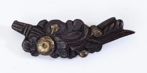 Menuki, oder Griffverzierung, in Form eines Blumenarrangements (Kupfer-Gold-Legierung mit Vergoldung)