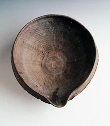 Steingutschüssel zum Mahlen und Mischen von Lebensmitteln (Suribachi), hergestellt in Bizen, Höhe 11,5 cm und Durchmesser 33,5 cm, japanische Zivilisation, Momoyama-Periode