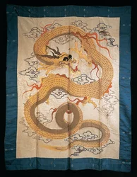 Wandbehang mit einem sich windenden goldenen Drachen unter Wolken, spätes 19. Jahrhundert
