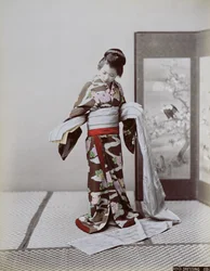 Junge japanische Mädchen beim Ankleiden, spätes 19. Jahrhundert