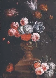 Tulpen, Ringelblumen, Schneeball, Vergissmeinnicht, Rosen und andere Blumen in einer Urne