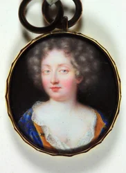 Eine Dame in einem orangegefütterten blauen Kleid