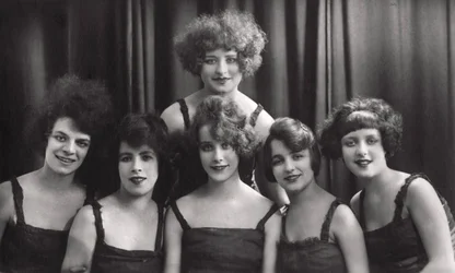 Eine Tanz- oder Theatergruppe, ca. 1900-1929