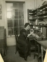 Beals in ihrem Studio, ca. 1912-18