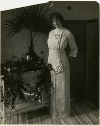 Grauer türkischer Stoff mit schwarzer und weißer Stickerei, Lord & Taylor, ca. 1905-18