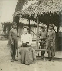 Igorrote Gesangsunterricht. [Philippinische Reservierung in der Abteilung für Anthropologie auf der Weltausstellung 1904]