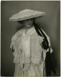 Jumble Bros?, Lingerie-Hut und Muff, ca. 1905-11