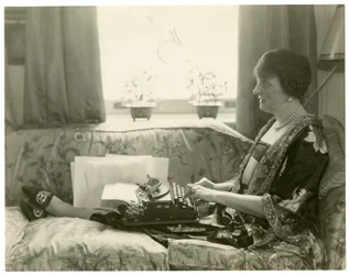 Mrs. Emily Post, Autorin von Etikette, um 1926-28